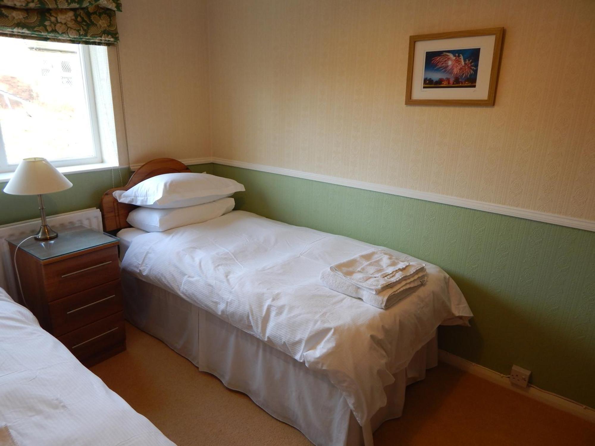 Twin Room with Shower